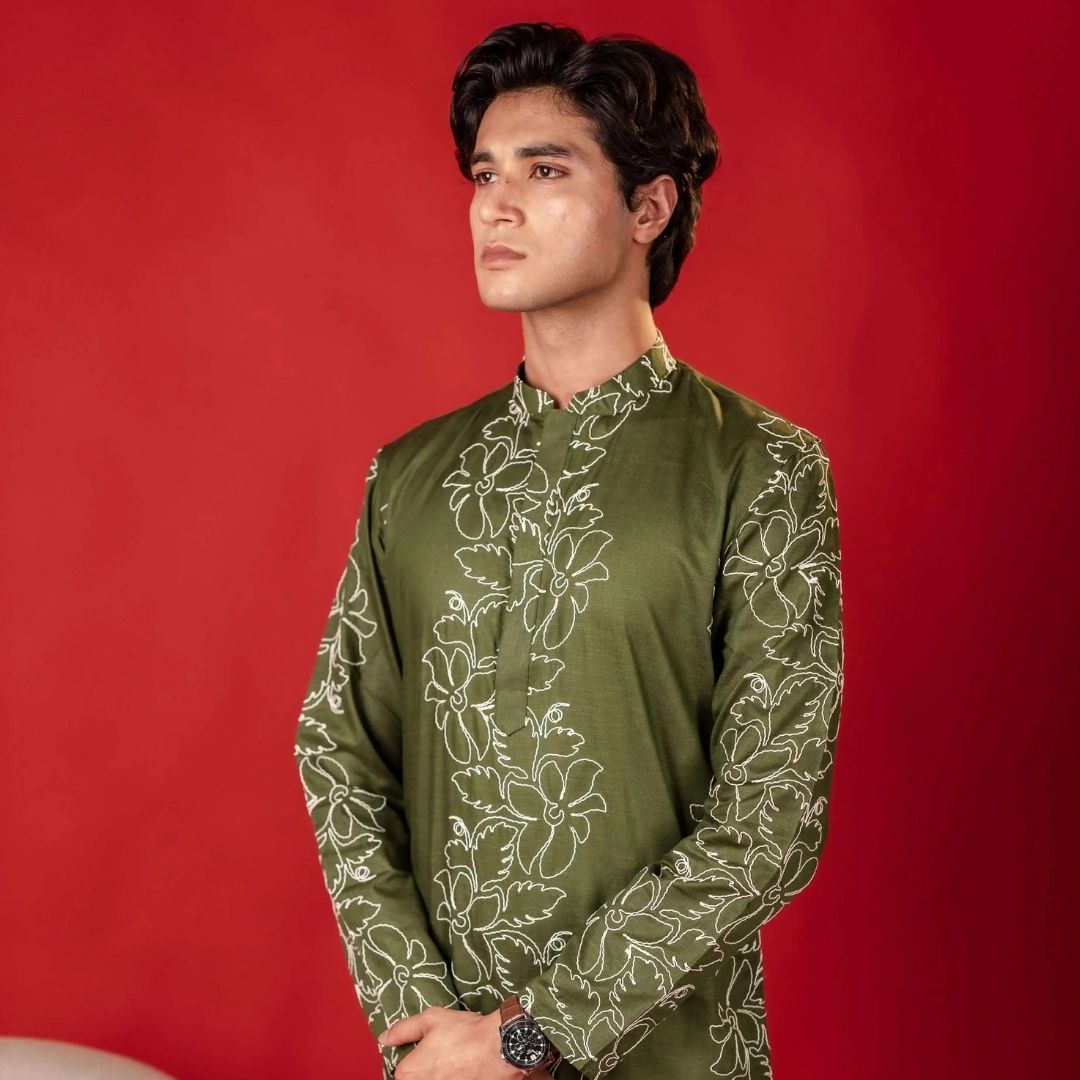 Suutraa Men's Bottle Green Linen Designer Thread Work Kurta With Off White Pyjama Set - suutraa.com