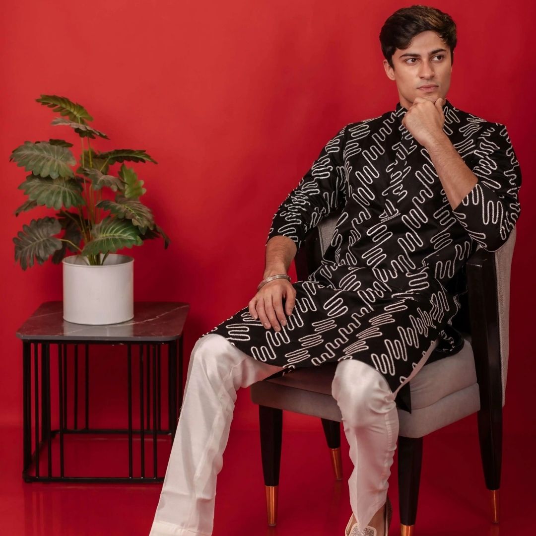 Suutraa Men's Black Linen Designer Thread Work Kurta With Off White Pyjama Set - suutraa.com