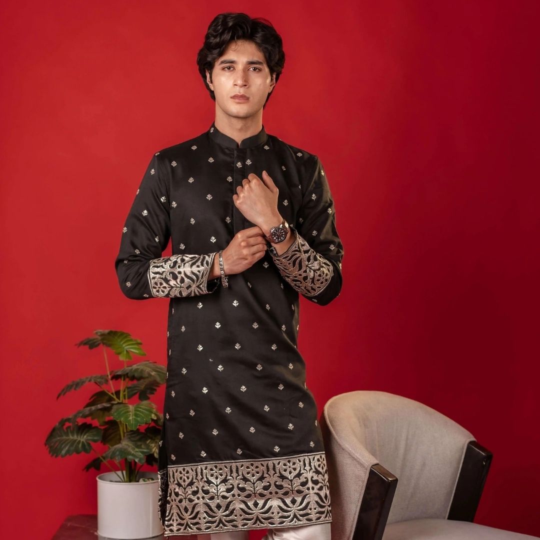 Suutraa Men's Black Figure Embroided Kurta With Off White Pyjama Set - suutraa.com