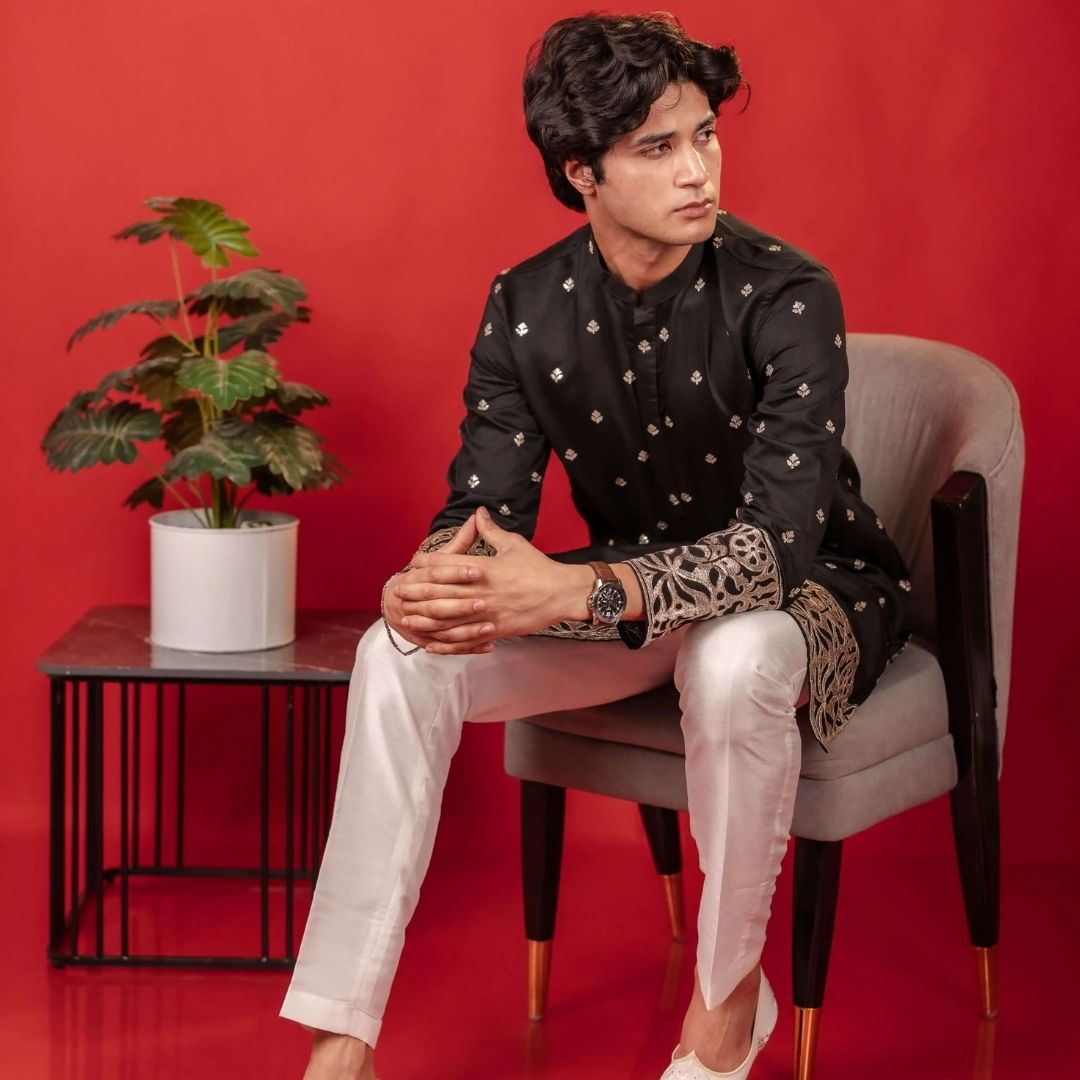 Suutraa Men's Black Figure Embroided Kurta With Off White Pyjama Set - suutraa.com