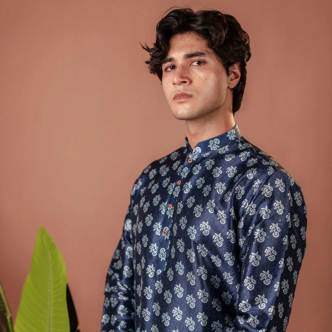 Suutraa Men's Navy Blue Jaquard Printed Kurta With Off White Pyjama Set - suutraa.com