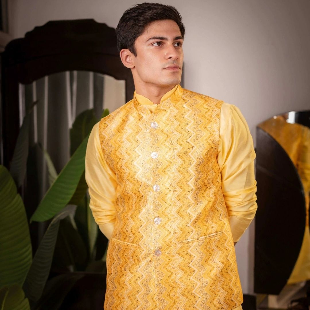 SUUTRAA MEN'S YELLOW SILK NEHRU JACKET - suutraa.com