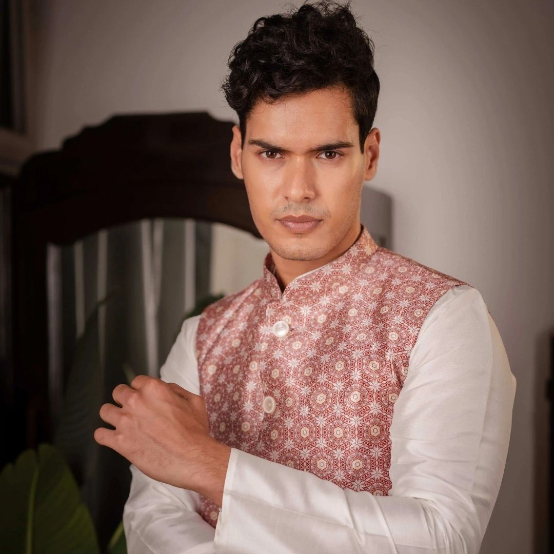 Suutraa Men's Off-White Silk Kurta Pyjama with Printed Jacket Set - suutraa.com