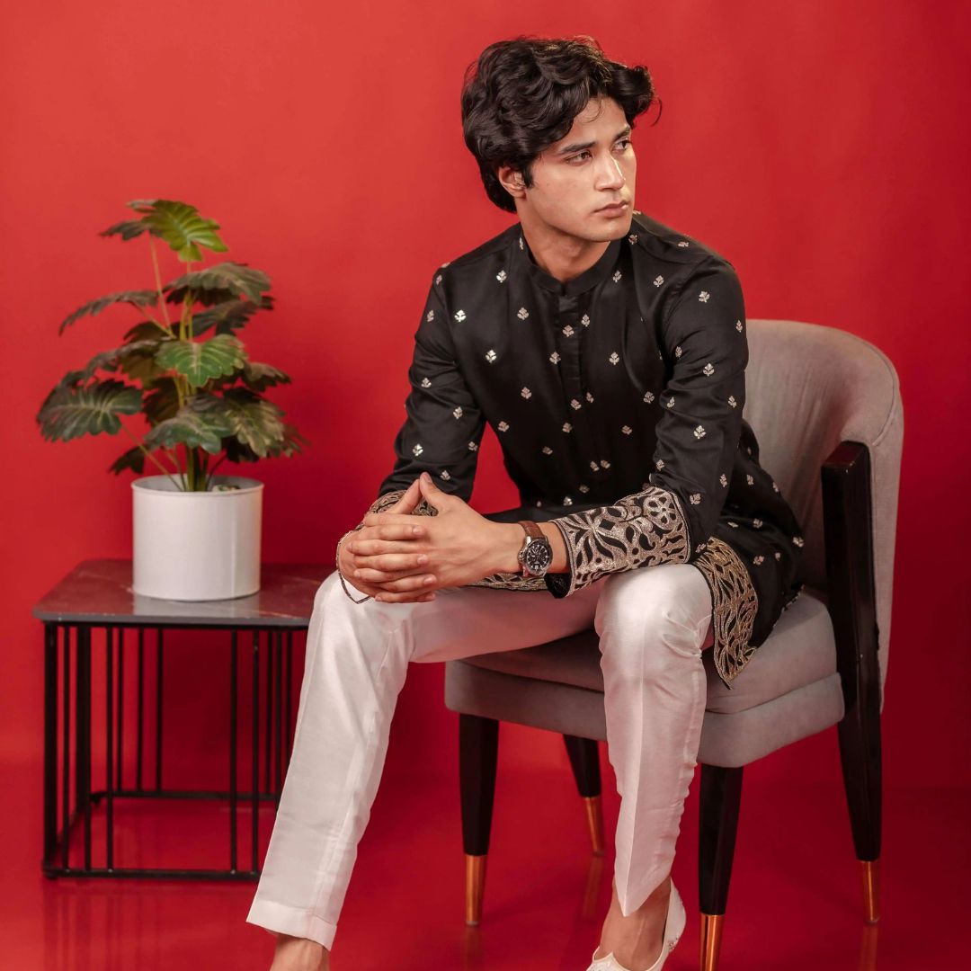 Suutraa Men's Black Figure Embroided Kurta - suutraa.com