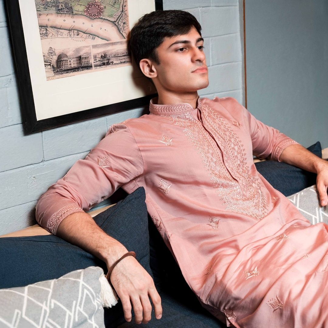 Suutraa Men's Light Pink Silk Embroidered Kurta - suutraa.com