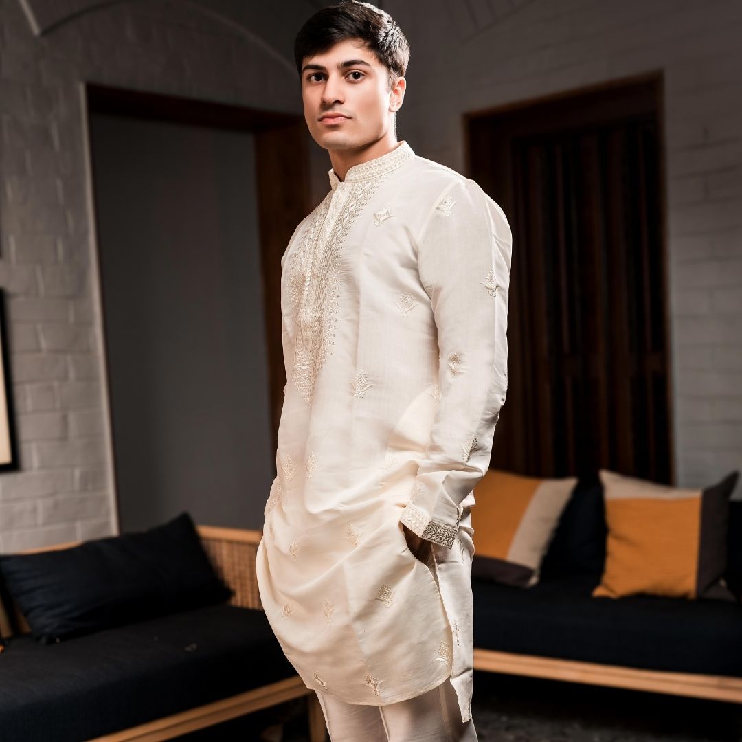 Suutraa Men's Cream Silk Kurta with Embroidery - suutraa.com