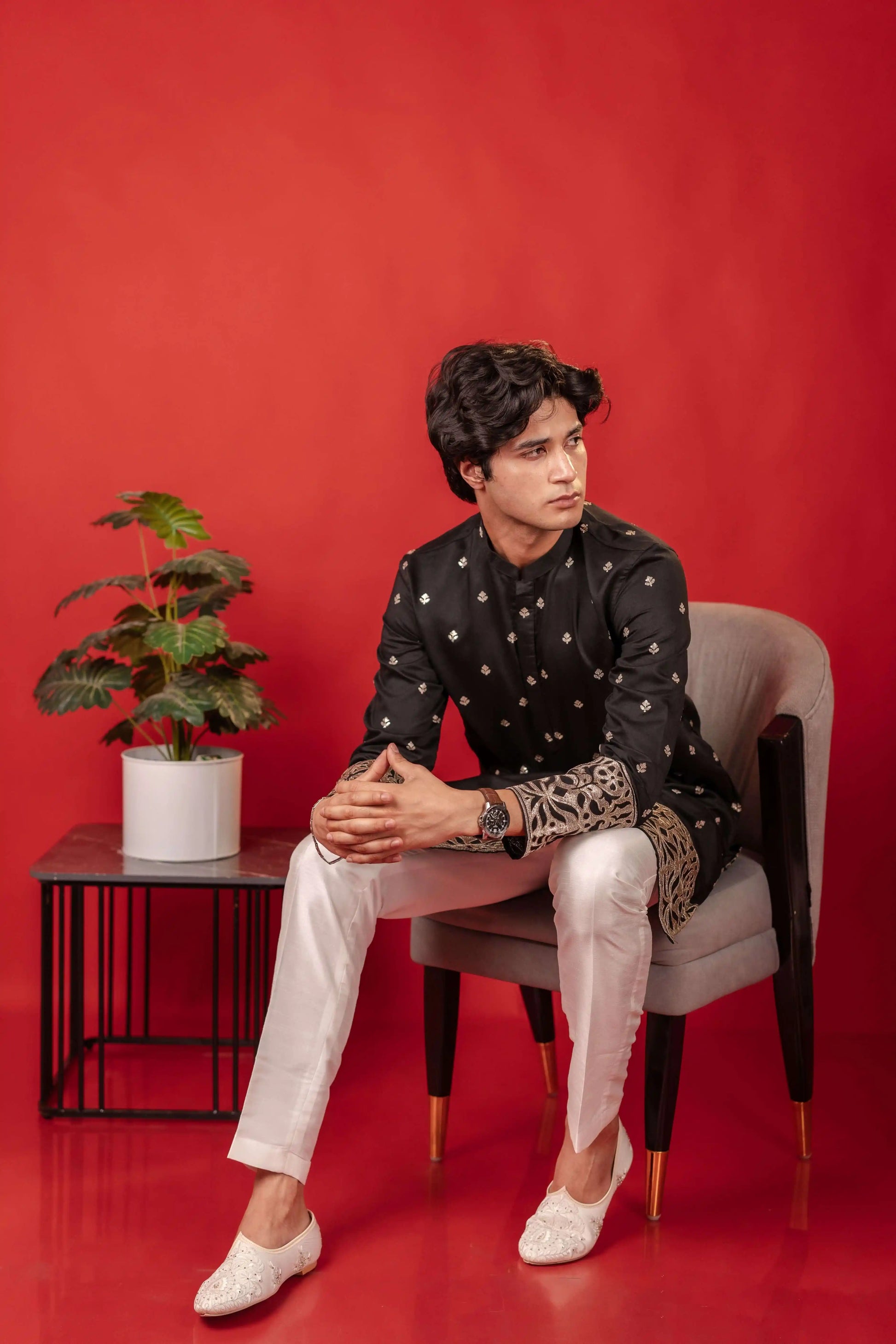 Suutraa Men's Black Figure Embroided Kurta With Off White Pyjama Set - suutraa.com