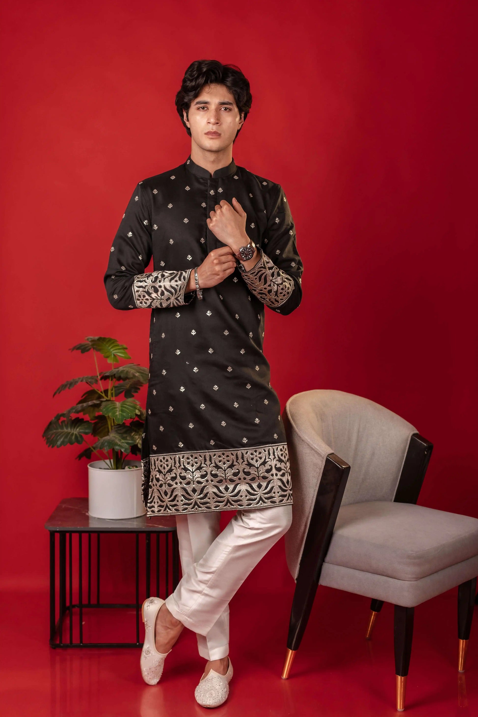 Suutraa Men's Black Figure Embroided Kurta With Off White Pyjama Set - suutraa.com