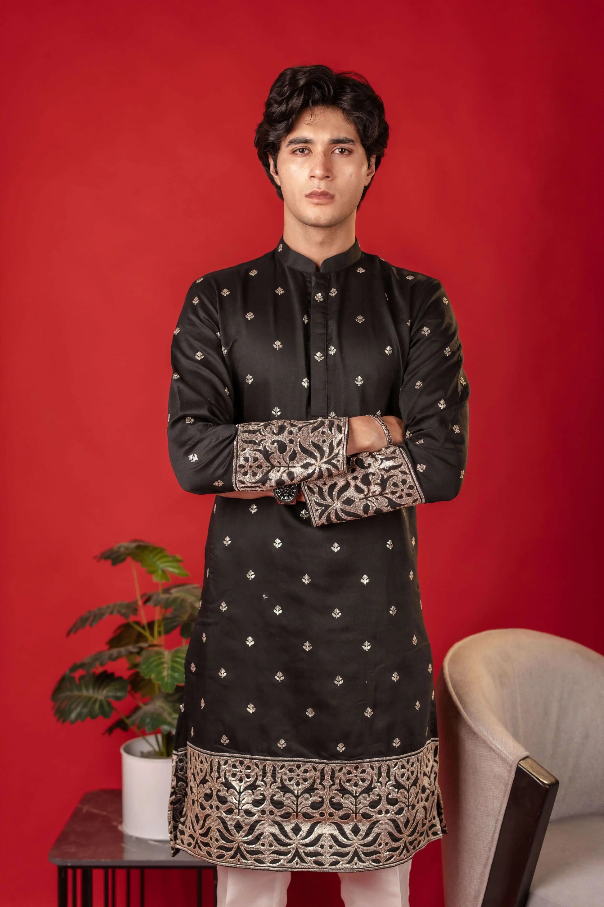 Suutraa Men's Black Figure Embroided Kurta With Off White Pyjama Set - suutraa.com