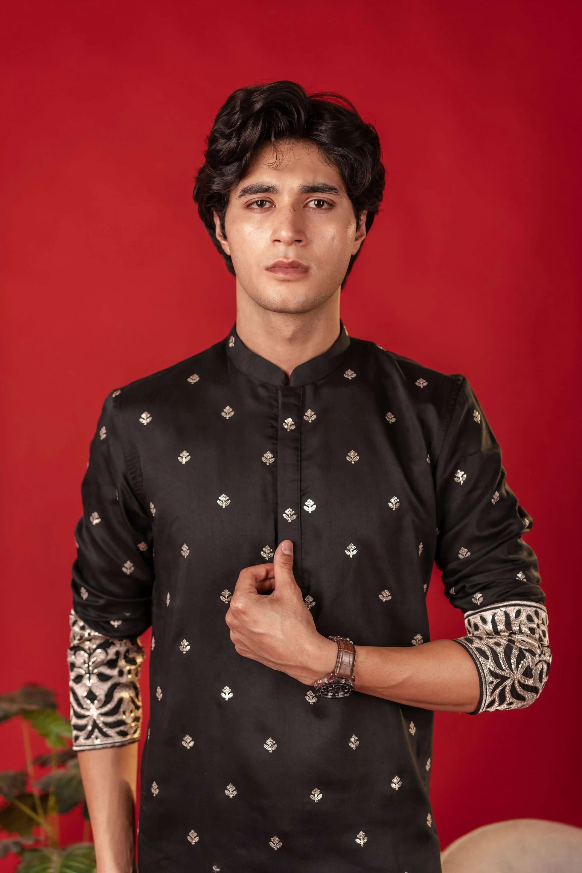 Suutraa Men's Black Figure Embroided Kurta With Off White Pyjama Set - suutraa.com