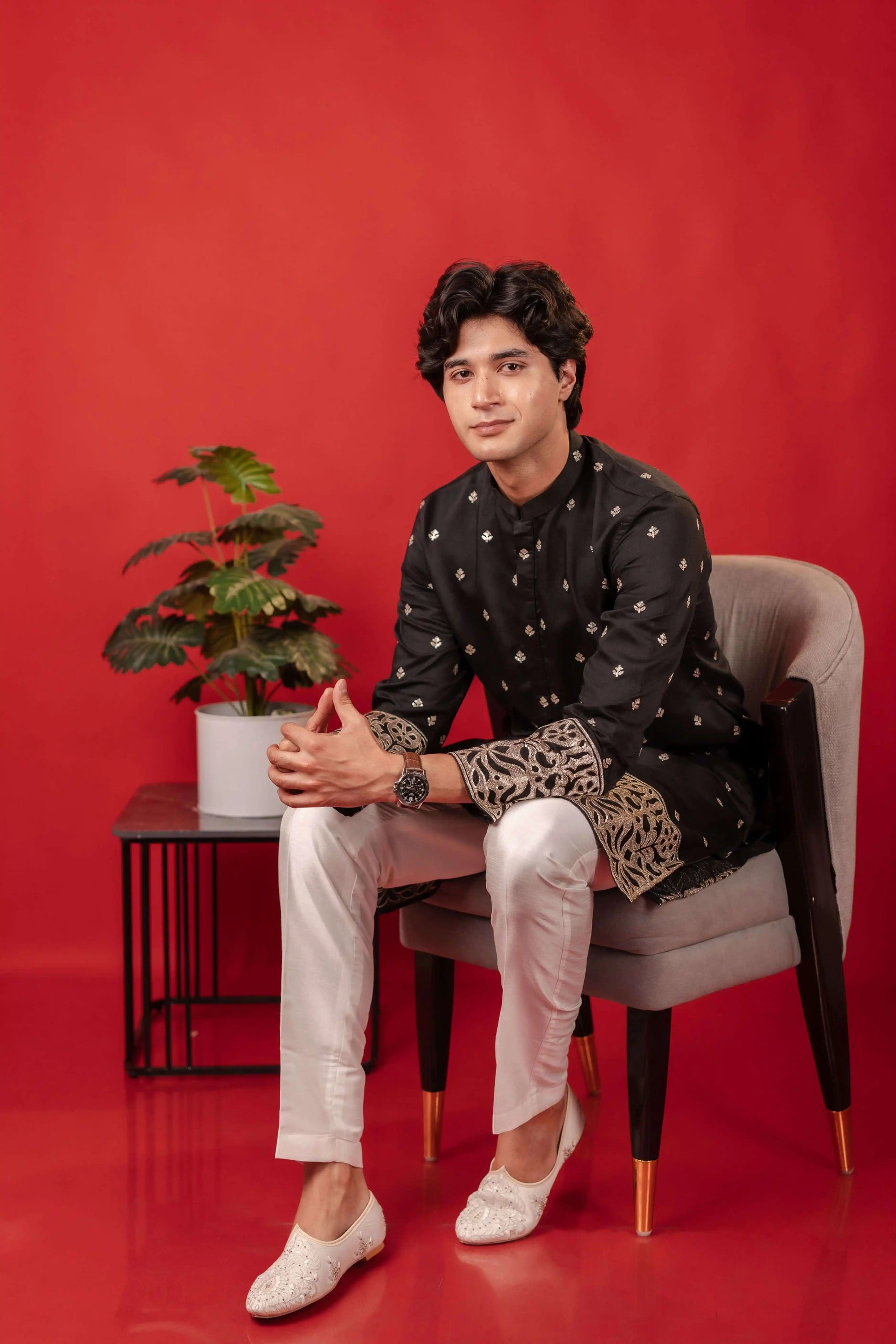 Suutraa Men's Black Figure Embroided Kurta With Off White Pyjama Set - suutraa.com