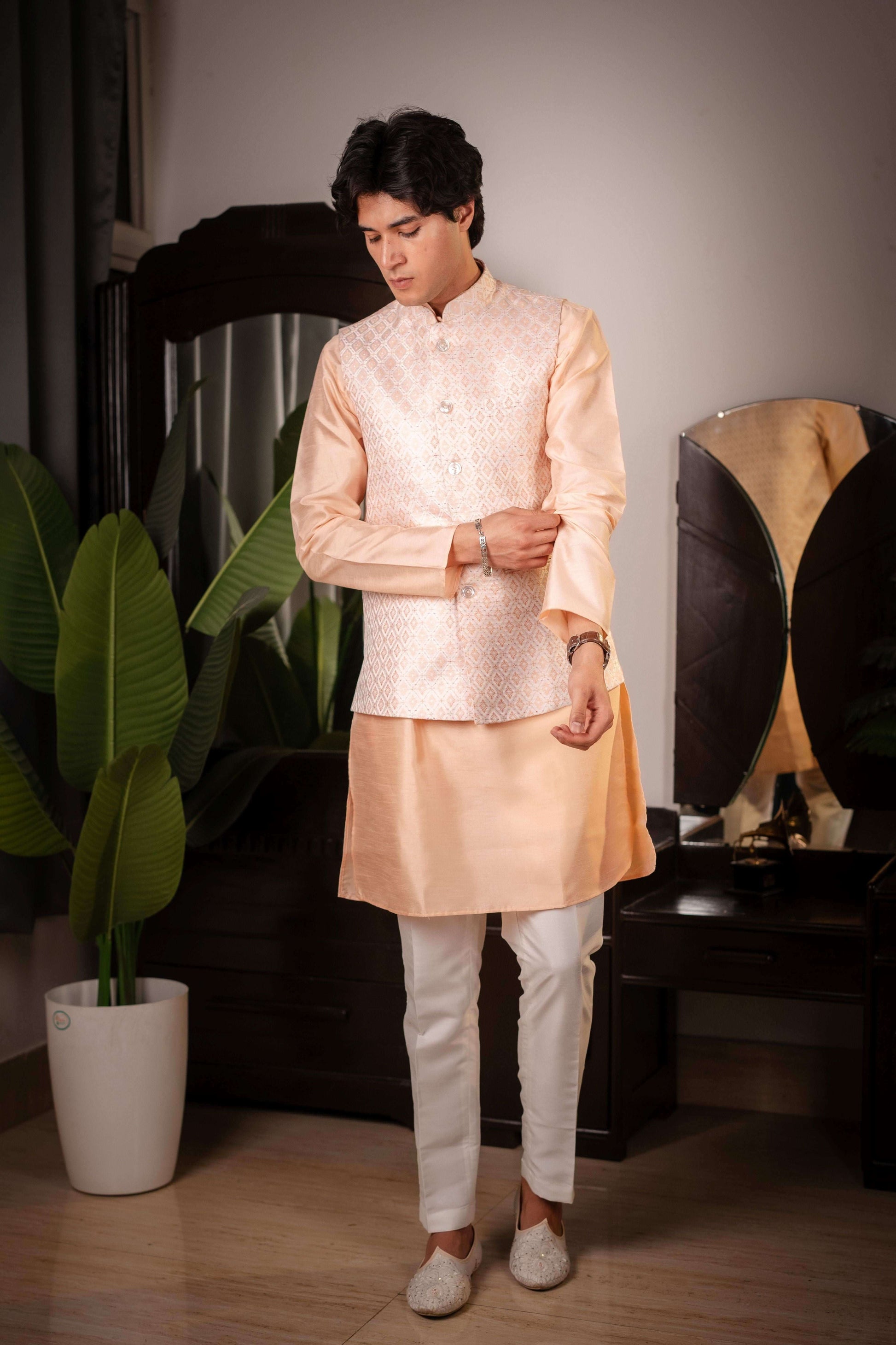 SUUTRAA MEN'S CLASSIC PEACH SILK NEHRU JACKET