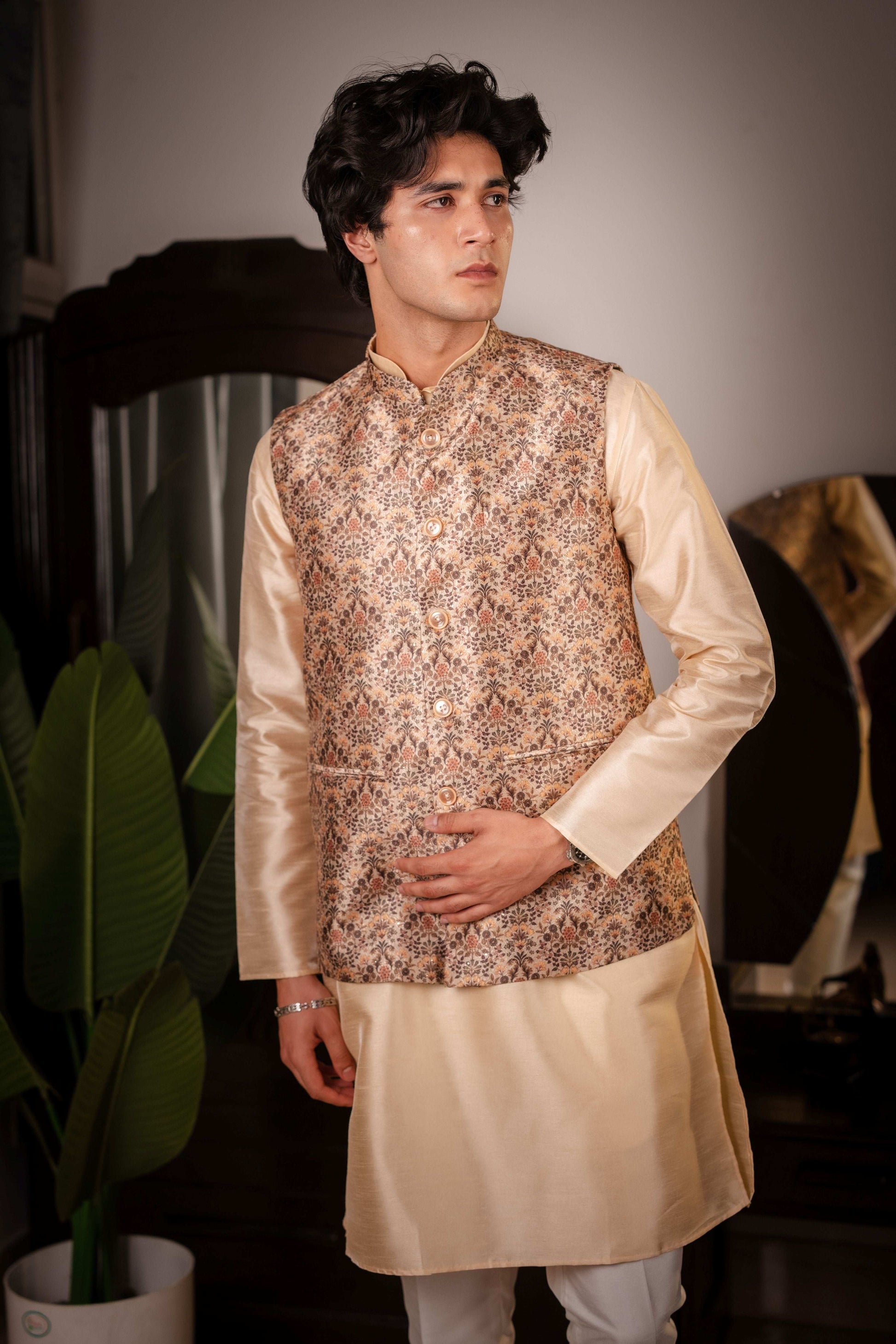 SUUTRAA MEN'S BEIGE SILK NEHRU JACKET