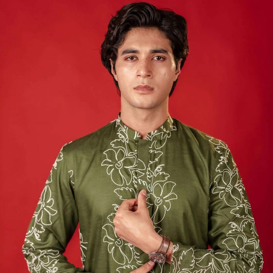 Suutraa Men's Bottle Green Linen Designer Thread Work Kurta With Off White Pyjama Set - suutraa.com