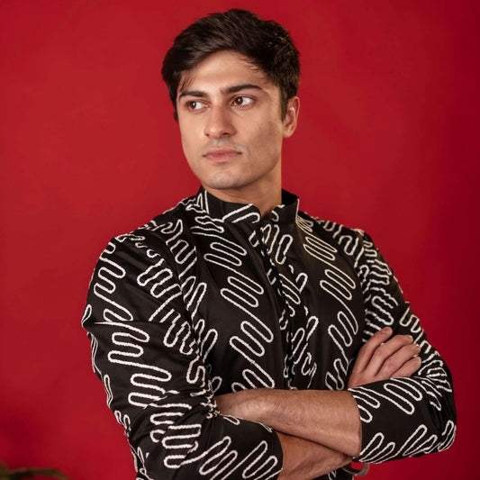 Suutraa Men's Black Linen Designer Thread Work Kurta With Off White Pyjama Set - suutraa.com