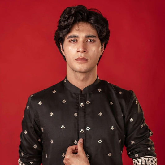 Suutraa Men's Black Figure Embroided Kurta With Off White Pyjama Set - suutraa.com