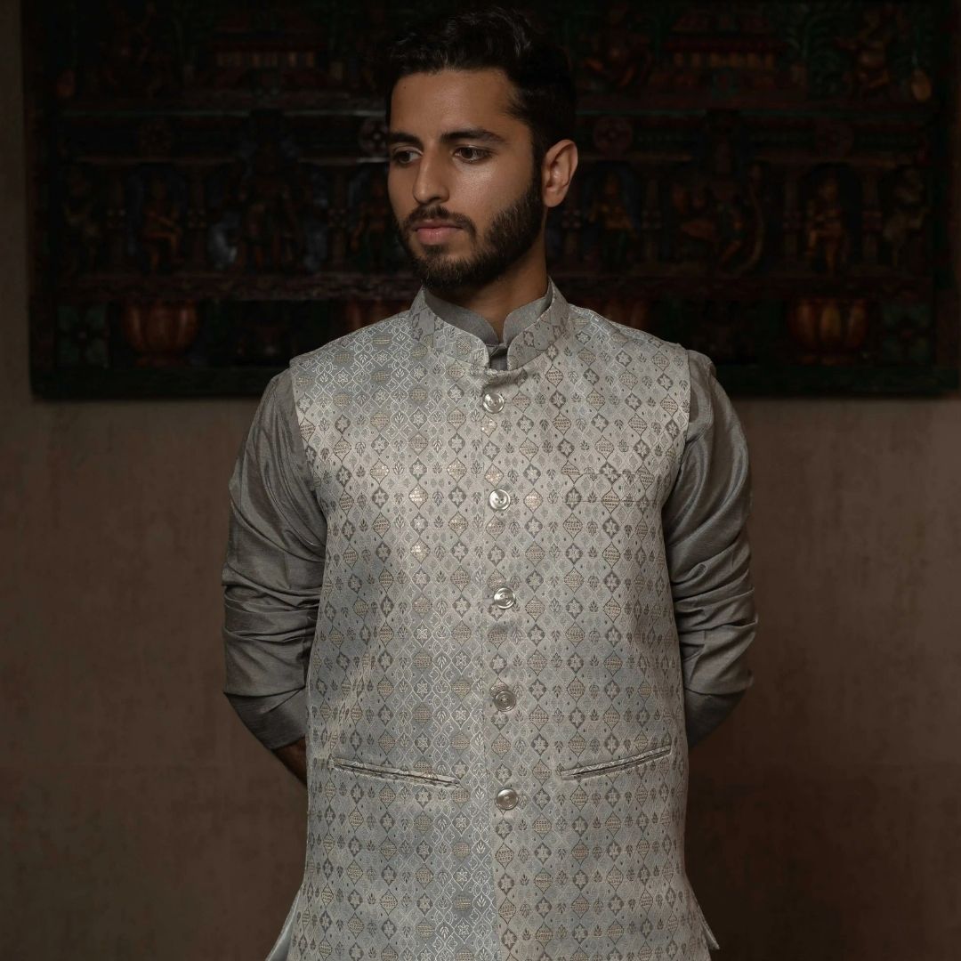 SUUTRAA MEN'S GREY SILK NEHRU JACKET - suutraa.com