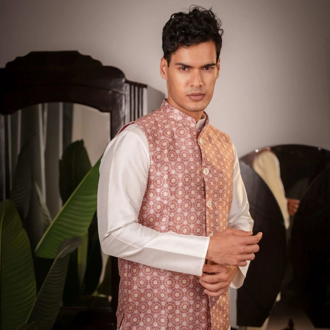 SUUTRAA MEN'S MAROON SILK NEHRU JACKET - suutraa.com