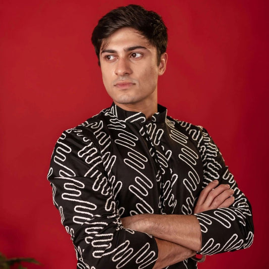 Suutraa Men's Black Linen Designer Thread Work Kurta - suutraa.com