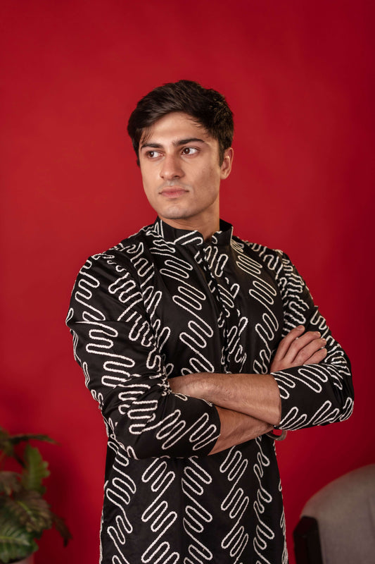 Suutraa Men's Black Linen Designer Thread Work Kurta