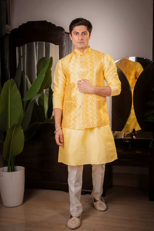 SUUTRAA MEN'S YELLOW SILK NEHRU JACKET