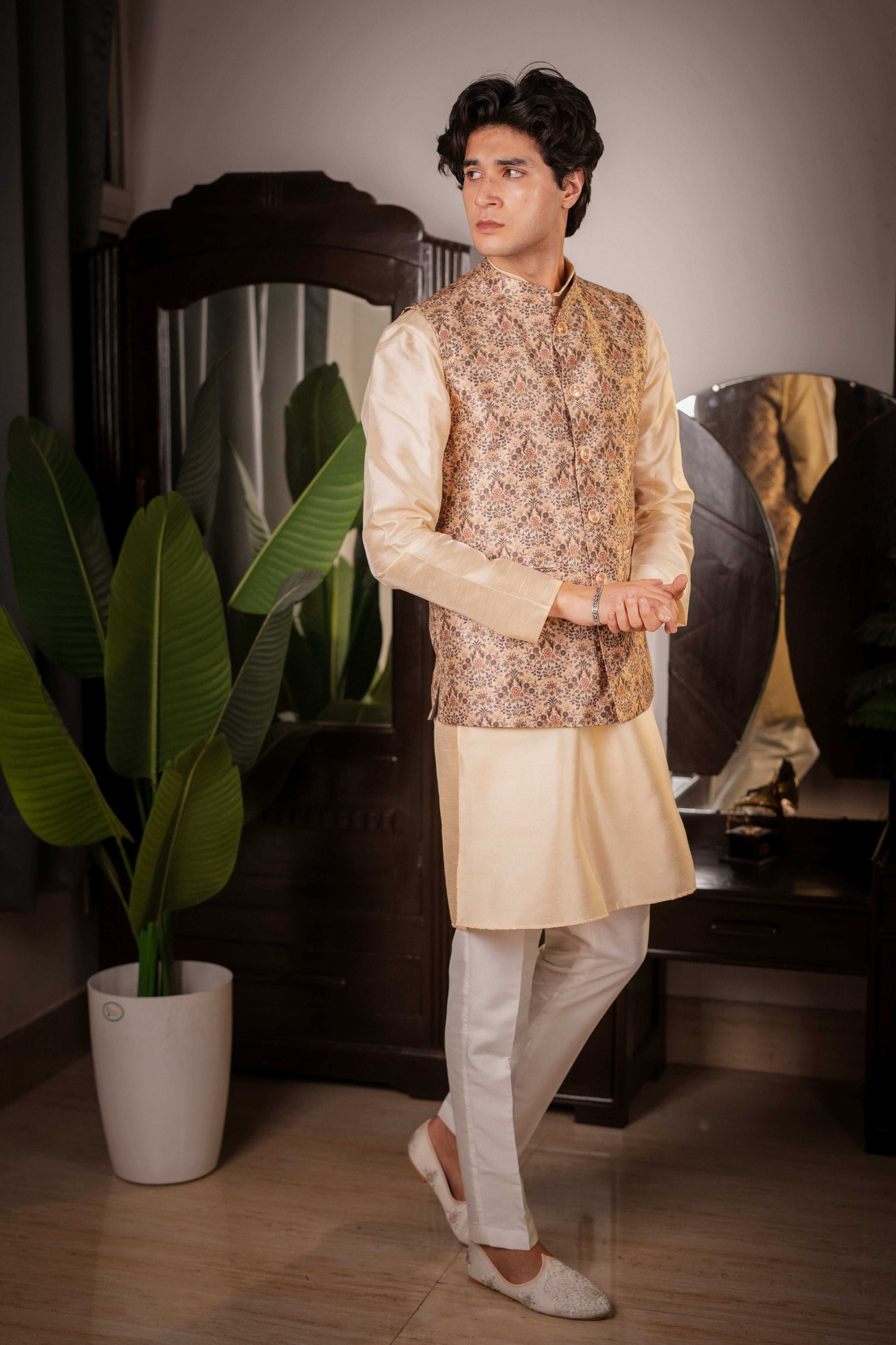 SUUTRAA MEN'S BEIGE SILK NEHRU JACKET